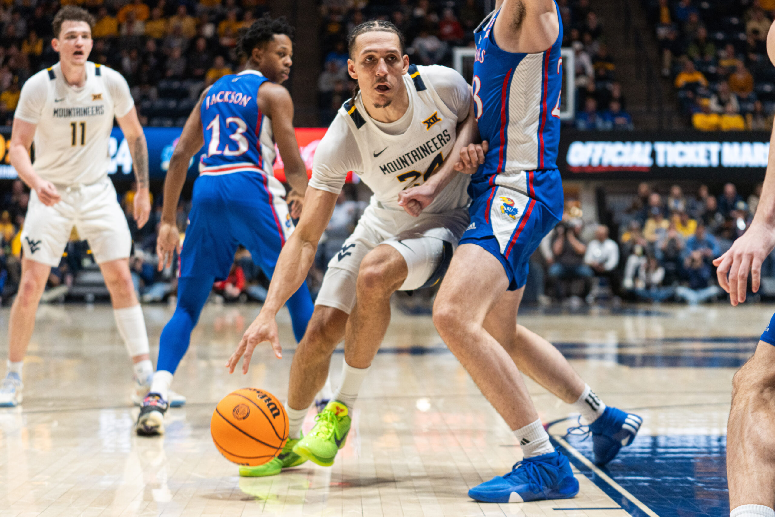 Pat Suemnick outsizes Kansas' Dickinson, WVU upsets No. 3 Kansas